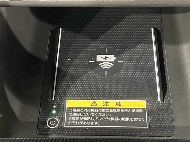 【置くだけ充電】ワイヤレス充電ができるQi　（チー）はその上にポンッとスマホを置くだけなので手軽です！！車での充電が驚くほど便利になります！！※対応機種により異なります。