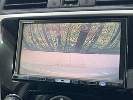 【バックカメラ】駐車時に後方がリアルタイム映像で確認できます。大型商業施設や立体駐車場での駐車時や、夜間のバック時に大活躍！運転スキルに関わらず、今や必須となった装備のひとつです！
