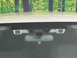 【アイサイトVer3】前方の車両等を検知し、衝突しそうな時は警報で注意を促し、ブレーキを踏む力をサポート。ブレーキを踏めなかった場合は衝突被害軽減ブレーキが作動、衝突回避をサポートします。