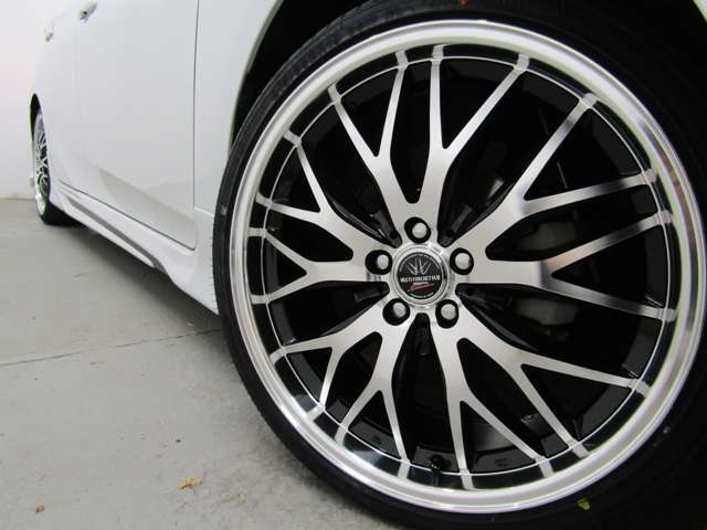 新品フルエアロ・新品19インチAW・新品タイヤ・LEDヘッドライト・LEDデイライト・LEDフォグランプ・LEDテールランプ付でエクステリアもドレスアップ済！キマってます！！