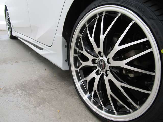 リヤトラフィックアラート・ブラインドスポットモニタ・Pサポートブレーキ・先行車発進告知・ロードサインアシスト・セーフティセンスPKG・ナビ・Bカメラ・ブルートゥース・AC電源・ドラレコ等、装備多彩です