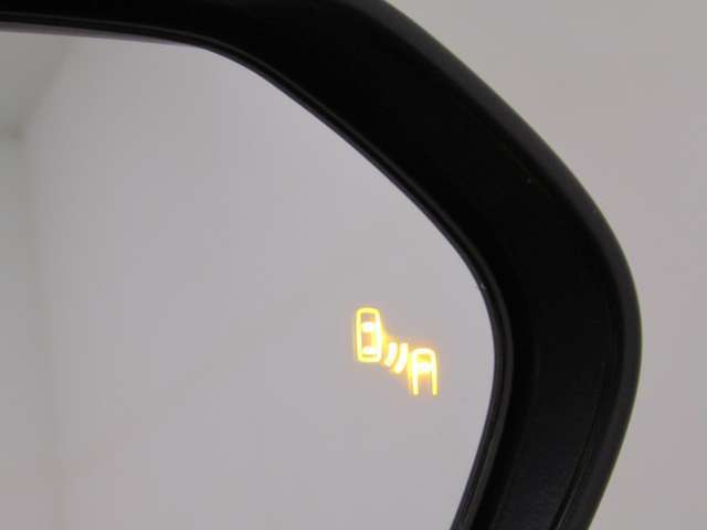 ブラインドスポットモニター付で隣車線の車両が死角エリアに入るとドアミラーのLEDインジゲーターが点灯し警告してくれます！！