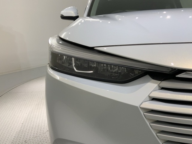 LEDヘッドライトは、点灯の瞬間から最大光量を発揮し、突然暗くなるトンネルなどでの安定感を高めます。