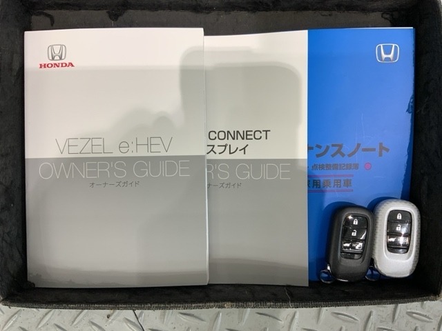 スマートキーは鍵をバッグに入れたままでもドアロックの開閉やエンジンのON・OFFができます。夜間や雨の日も鍵を探さなくて良いので便利です。