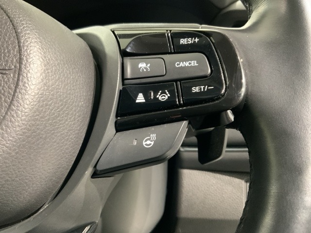 クルーズコントロールを装備しています。高速道路などで一定の速度で走ってくれるので運転が楽ですよ！速度を設定できますので、スピードの出しすぎにも注意できます。