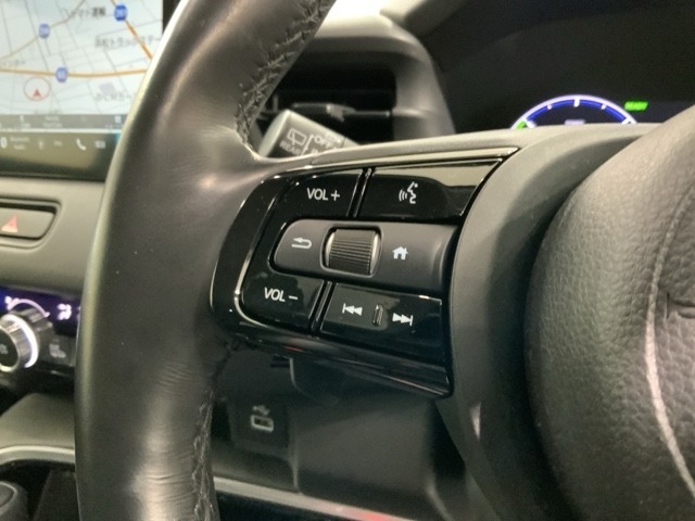 ステアリングにオーディオ操作スイッチが付いています。オーディオ画面に直接タッチしなくても操作が出来ますので、運転に集中できます。