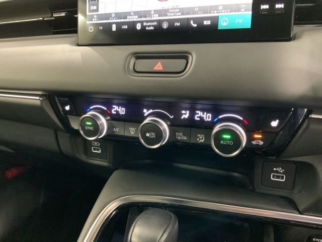 フロント両席にはシートヒーターが付いています！寒い日に便利な装備ですね。