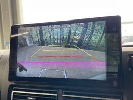 【バックカメラ】駐車時に後方がリアルタイム映像で確認できます。大型商業施設や立体駐車場での駐車時や、夜間のバック時に大活躍！運転スキルに関わらず、今や必須となった装備のひとつです！