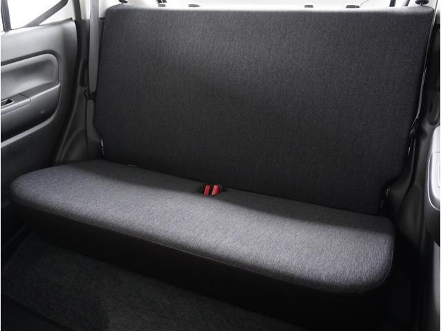 【後部座席】膝まわりや足元にゆとりのスペースを確保した後席。週末の遠出の際にも、ゆったりとした姿勢で快適に過ごせます。