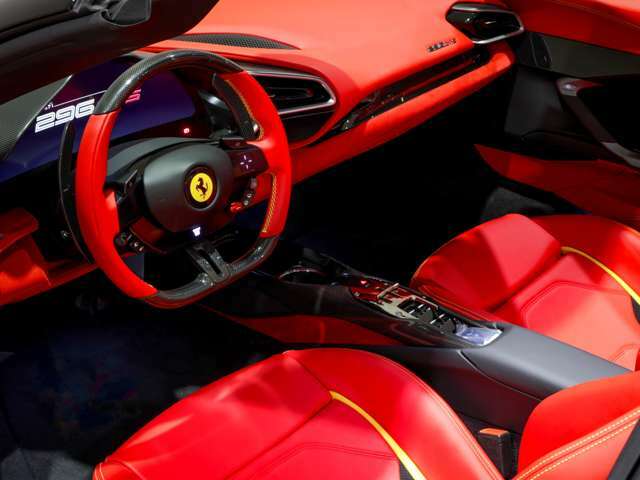 内装色:ROSSO FERRARI【ステアリングホイール、ダッシュボードインサートパネル等はカーボンファイバー製となっております。】