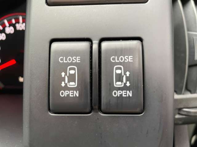 両側パワースライドドアになりますので利便性◎です♪運転席側のスイッチやキーで開け閉めが可能でございます♪小さなお子様でも安心して乗り降りすることが出来ます♪