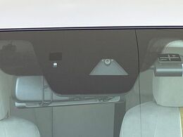 【スマートシティブレーキサポート】低速走行中に前方の車両等を認識し、衝突しそうな時は警報とブレーキで衝突回避と被害軽減をアシスト。より安全にドライブをお楽しみいただけます。