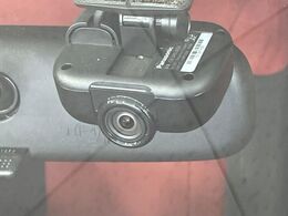 【ドライブレコーダー】安心・安全なカーライフに必須のドライブレコーダーを装備！走行中はもちろん、あおり運転や事故に遭遇した際の状況も映像で記録し、万一のリスクに備えます。