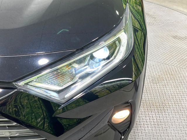 【LEDヘッドライト】悪天候や夜間走行時も良好な視界を確保し安心して運転できる高輝度LEDヘッドライトを装備！点灯速度が早く、消費電力も抑えられています。