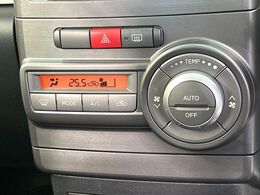 【オートエアコン】一度お好みの温度に設定すれば、車内の温度を検知し風量や温度を自動で調整。暑い…寒い…と何度もスイッチ操作をする必要はありません。快適な車内空間には必須の機能ですね♪