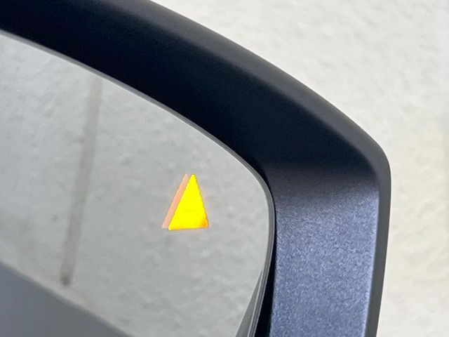 【ブラインドスポットモニタリング】走行中、ドアミラーの死角になりやすい箇所に後続車が接近するとサイドミラー付近に警告を表示、ドライバーに注意喚起をしてくれます。