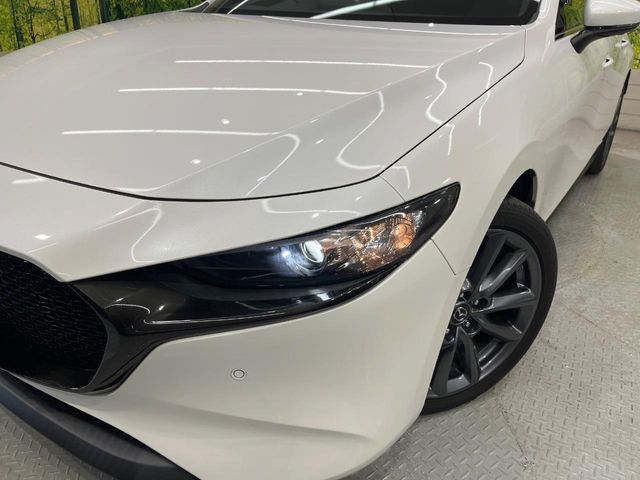 【LEDヘッドライト】悪天候や夜間走行時も良好な視界を確保し安心して運転できる高輝度LEDヘッドライトを装備！点灯速度が早く、消費電力も抑えられています。