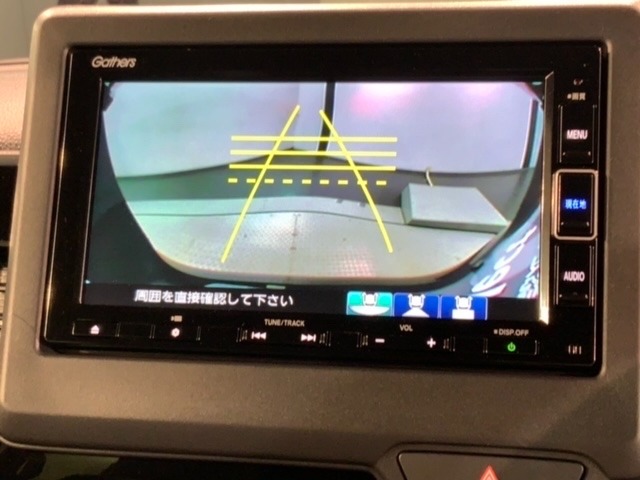 リバースギアに入れるだけで後方の表示へ切り替わります。夜間や雨の日の駐車も楽になりますよ。