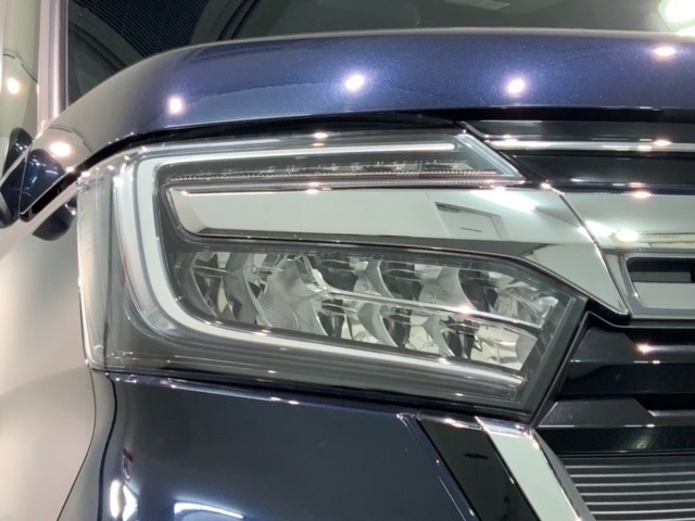 LEDヘッドライトは、点灯の瞬間から最大光量を発揮し、突然暗くなるトンネルなどでの安定感を高めます。