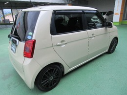 パールで質感を高めた、上質かつ、強い個性を放つアイボリー色