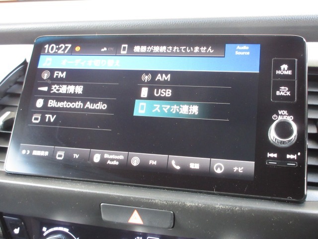 ナビゲーションはホンダコネクトディスプレイを装着しております。AM、FM、Bluetooth、フルセグTVがご使用いただけます。初めて訪れた場所でも道に迷わず安心ですね！