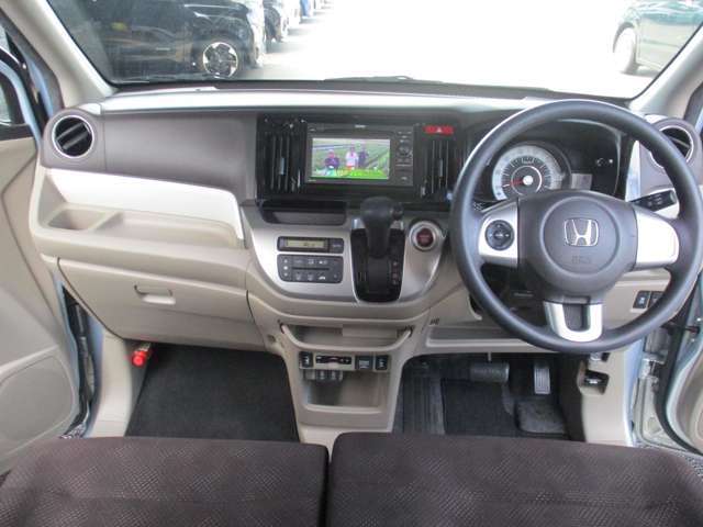 内装はとてもキレイで程度がとてもいいです。シートの擦れやシミなどもありません。マットのすみずみまできれいにしています。もちろん気になる臭いもありません。