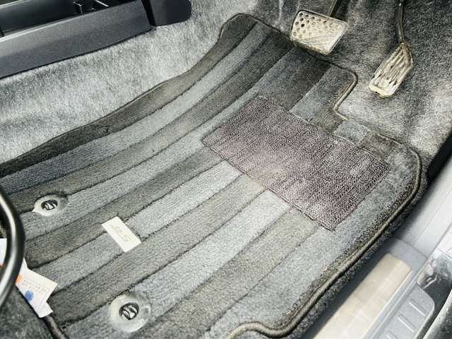 純正のフロアマットになります。使用感は御座いますが、ご納車前には掃除機清掃を行います！