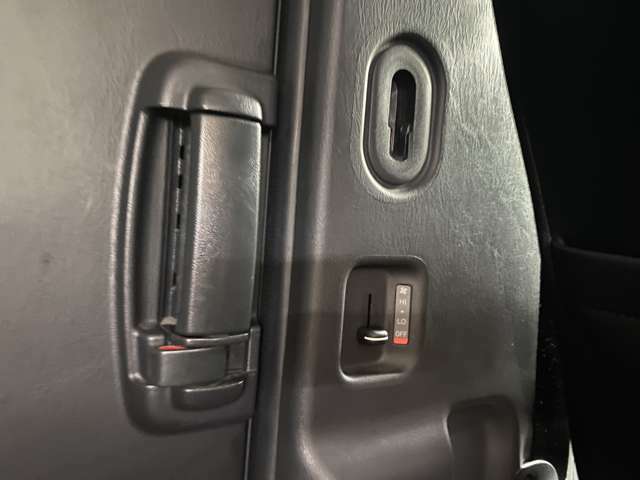 後部座席でヒーターの調整ができます♪♪ハイエースはクーラー（冷房）とヒーター（暖房）のスイッチが別々なんです。
