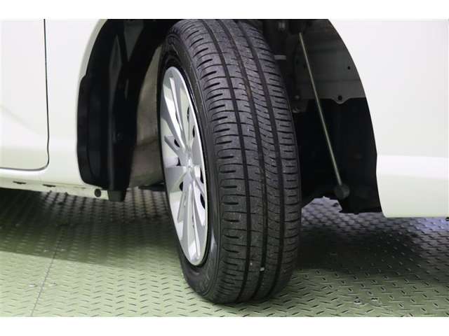 タイヤサイズ　165/65R14。スタイリッシュなデザインのホイールキャップを装着しています。