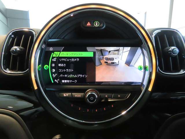 8.8インチ純正タッチパネルHDDナビ。バックカメラの映像は鮮明です。障害物センサーは音と画面上のグラフィックで確認できます。