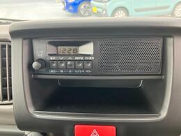 【ラジオ】スピーカー内蔵のAM/FMラジオ♪ラジオ下のスペースはインパネボックスです☆手帳やカードケースの置き場にちょうどいい◎