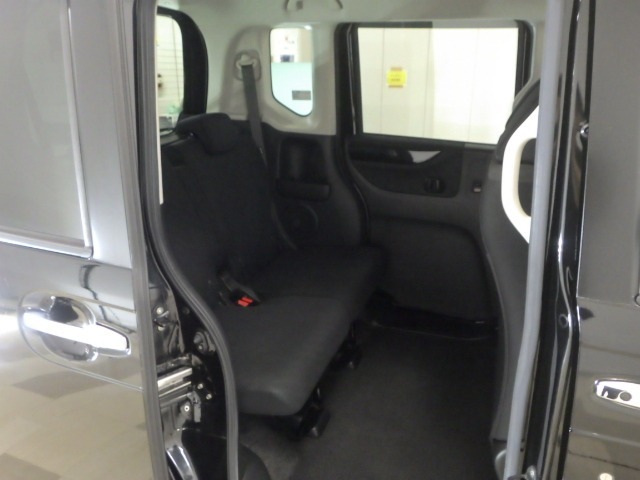 リアシートもゆったり快適に座っていただけますので、後部座席にお乗りの大切な方も楽しくドライブに参加していただけます。