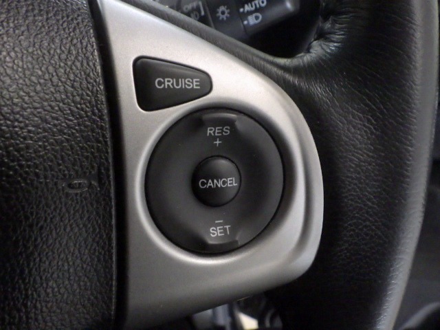 ハンドル右側にはクルーズコントロールのスイッチが装備され運転中の操作も安心して行えます！