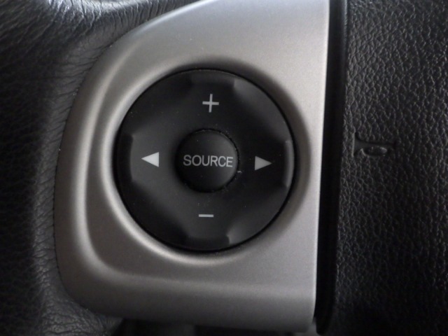 ハンドルにオーディオの操作スイッチが装備されています！視線を前方から外さずハンドルから手を離さずに操作できるのでとっても安全ですね♪