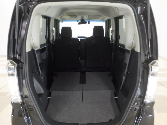 リアシートを倒せば広々荷室の出来上がり♪アレンジ次第でさまざまな荷物が積み込めますよ。
