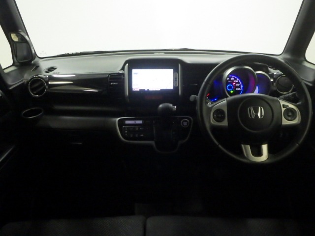 ドライバーを包み込むように、ディスプレーやスイッチ、コンソールを配置。座った瞬間から運転への期待が！空間そのものの心地よさにこだわっています。