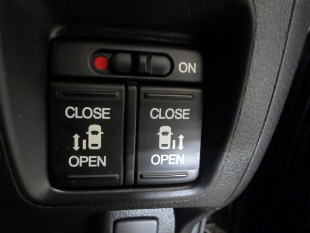 両側電動スライドドア！！荷物で手が塞がる時など簡単にドアの開閉が出来ます！何より力いらずで開閉OK！女性やお年寄りにも優しい♪電動機能はOFFにもできますから元気なお子様の駆け出しも安心！