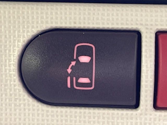 【パワースライドドア】スマートキーや運転席のスイッチでスライドドアの開閉が可能♪電動だから力を入れてドアを開ける必要が無く、小さいお子様でも、重い荷物を持っている時もラクに開け閉めできます♪