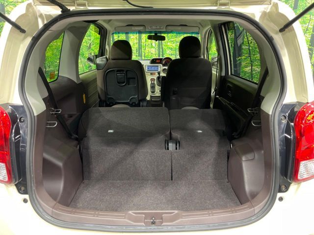後席を格納すると、これだけの広さが！シーンに合わせたシートアレンジで、大きな荷物も積むことが出来ます♪