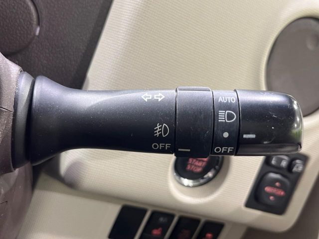 【オートライト】周りの明るさに応じて自動でヘッドライトの点灯・消灯ができる機能です！ライトの付け忘れ・消し忘れなどが無くなり、雨の日や夕方の走行も安心！トンネル通過時も便利ですね♪