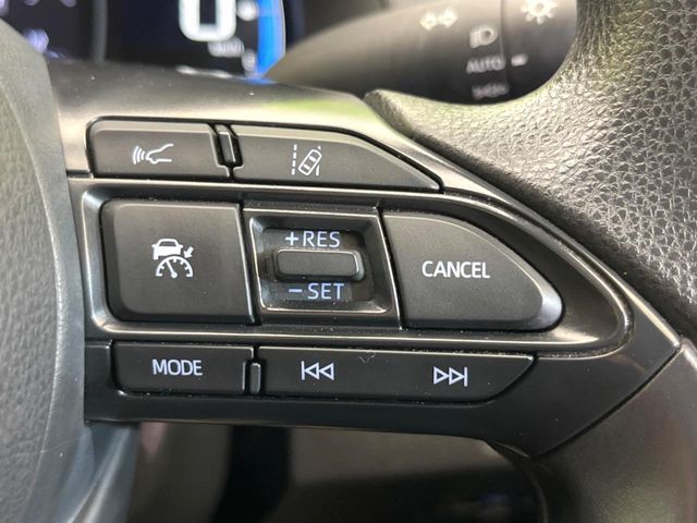 【レーダークルーズコントロール】高速道路での長距離走行が楽に！！自動で速度を保つクルーズコントロールが、衝突軽減システムと連携し、前方の車両を感知して車間を保つように速度調節してくれます！！