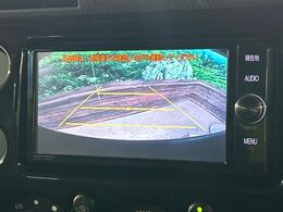 【バックカメラ】駐車時に後方がリアルタイム映像で確認できます。大型商業施設や立体駐車場での駐車時や、夜間のバック時に大活躍！運転スキルに関わらず、今や必須となった装備のひとつです！