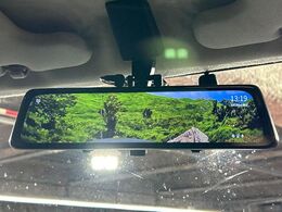 【デジタルインナーミラー】後席の大きな荷物や同乗者で後方が確認しづらい時でも安心！カメラが撮影した車両後方の映像をルームミラー内に表示。クリアな視界で状況の確認が可能です！