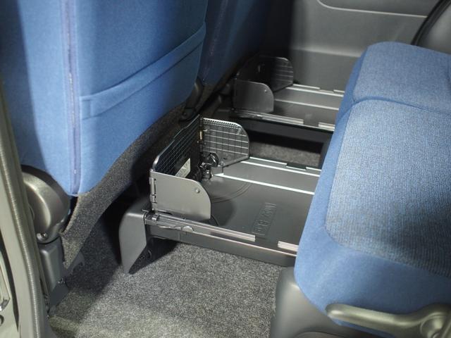 後席の足元には通称”置きラクボックス”が装備されています。引き出し式の小物入れとして、また大事に運びたい荷物を置く専用の置き場所としてなど、便利に使えます。