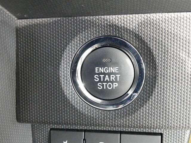 【プッシュスタート】スマートキーを携帯して、ブレーキを踏みながらスタートスイッチを押すだけでエンジンがかけられます。