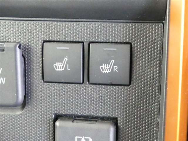 運転席と助手席には寒い時にうれしいシートヒーターが装備されてます。