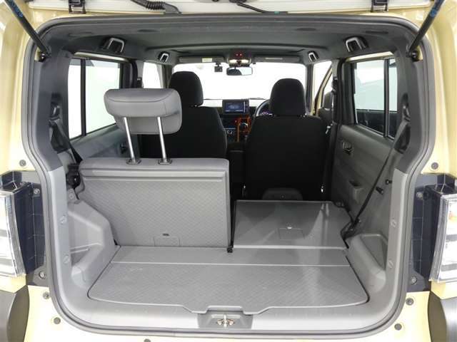 可倒式リヤシートを倒せばラッゲージスペースがさらに拡大。長さや幅のあるものも楽に収まります。