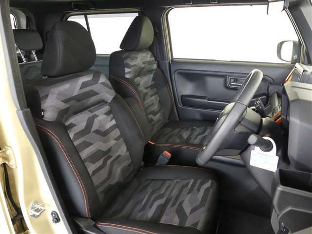 ファブリックで包み込んだ上質なシートは、座った瞬間に実感できる座り心地のよさ。ロングドライブも快適です。