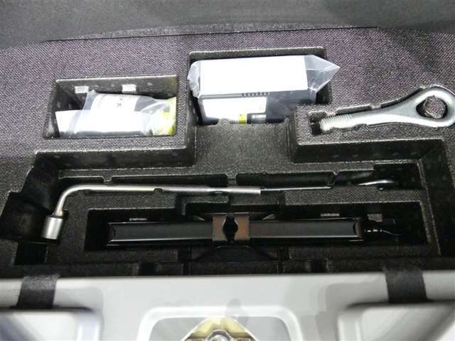 スペアタイヤレス車です。応急セットを搭載しております。