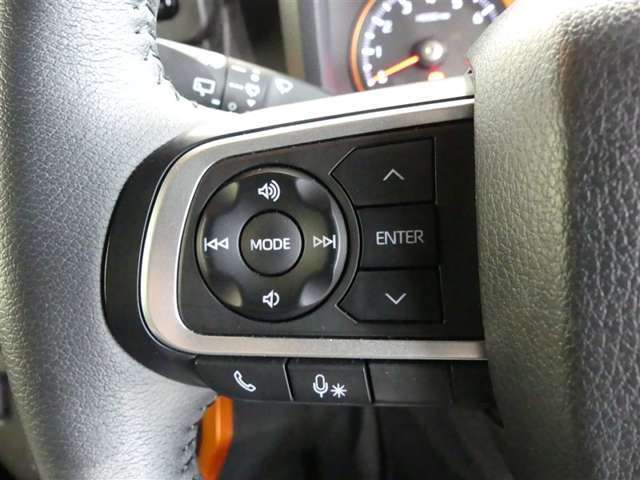 ステアリングスイッチ付き。オーディオの操作やメーターインフォメーションの切り替えも前方から目を離すことなく操作することが可能です。